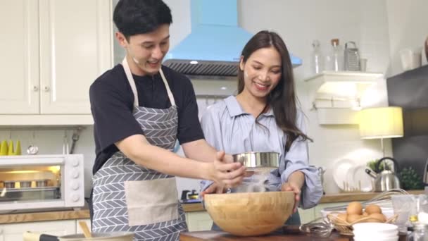 Aziatisch Stel Help Elkaar Een Bakkerij Maken Een Romantische Sfeer — Stockvideo