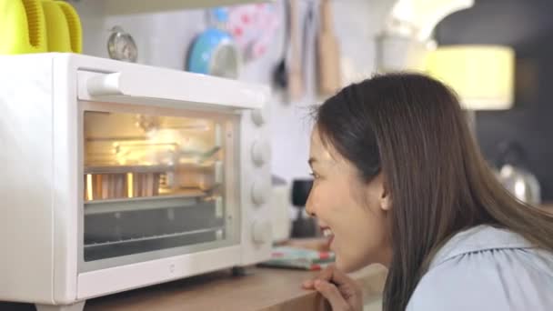 Couple Asiatique Aidez Vous Mutuellement Faire Une Boulangerie Dans Une — Video