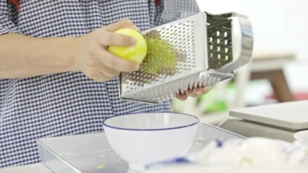 Uma Jovem Está Usando Ralador Queijo Para Ralar Raspas Limão — Vídeo de Stock