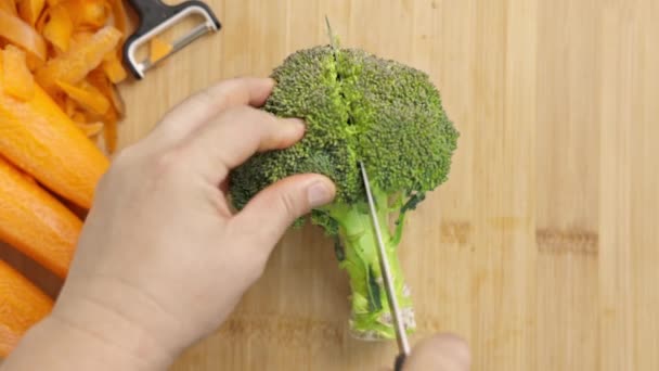 Man Hands Slice Brócolis Tábua Corte Emoldurada Por Vegetais Frescos — Vídeo de Stock