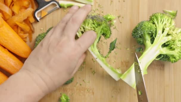 Man Hands Slice Brócolis Tábua Corte Emoldurada Por Vegetais Frescos — Vídeo de Stock