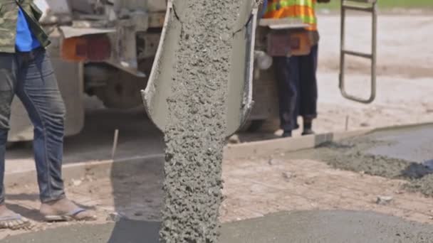 Fließender Beton aus Mischzement-LKW gießt flüssigen Beton in Baustelle.