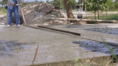 İşçiler yollar inşa ediyor. İşçiler arka plana odaklanmadan yol yapıyorlar.