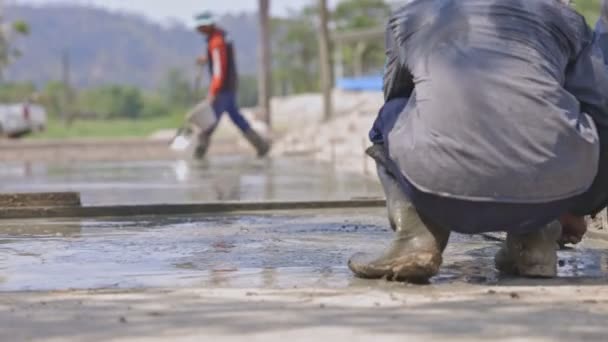 Beton Yolun Yüzeyini Pürüzsüz Güzel Olması Için Ayarlayan Işçinin Arka — Stok video