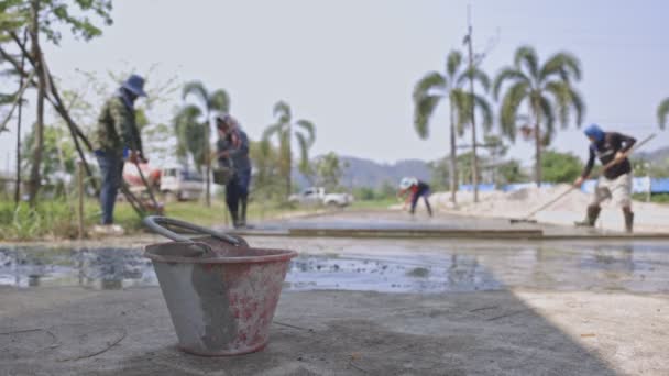 Los Trabajadores Están Construyendo Carreteras Trabajadores Que Hacen Carretera Fuera — Vídeos de Stock