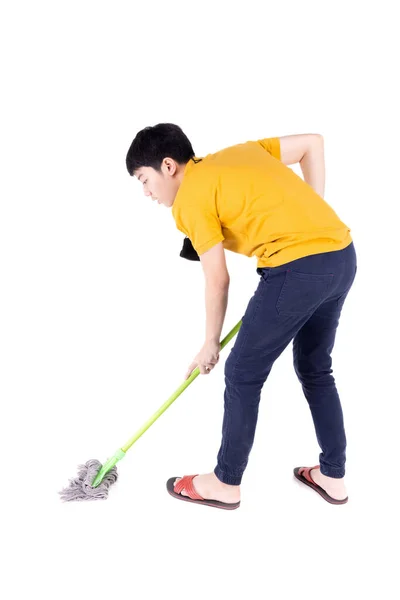 亚洲少年用拖把清扫地板 在白人背景下独立做家务活的幼儿 — 图库照片