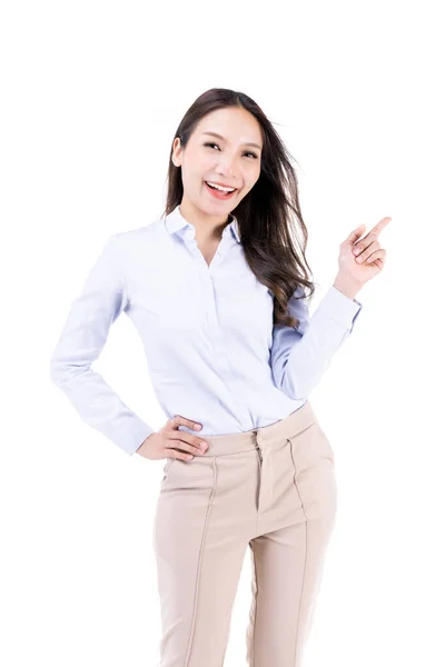 アジアの若い長い髪の成功した美しい女性のビジネス女性は手を握って使用指数の指ポイントを使用し 白い背景の上に前に空に笑みを浮かべて検索 — ストック写真
