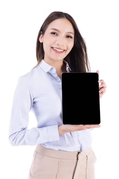 タブレットを持つビジネスマン女性 白い背景に隔離された幸せなデジタルタブレットPcを使用して女性 ビジネスシャツのアジアの女性 — ストック写真