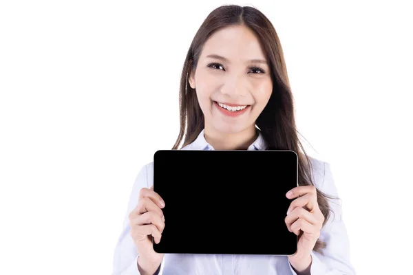 タブレットを持つビジネスマン女性 白い背景に隔離された幸せなデジタルタブレットPcを使用して女性 ビジネスシャツのアジアの女性 — ストック写真