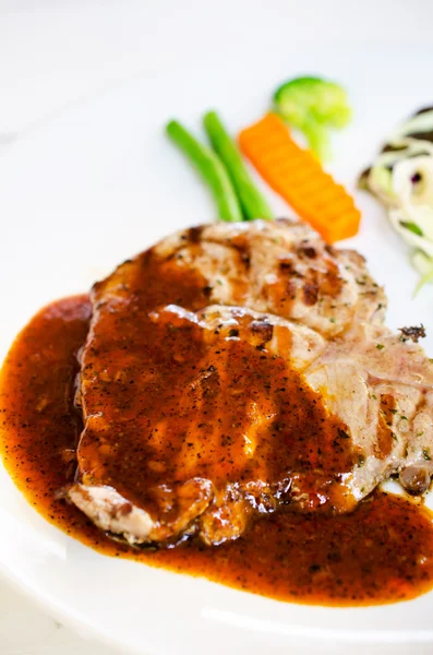 Grilled steak and vegetables — Stock Photo, Image