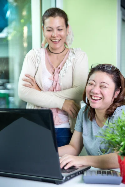 Asiatiska leende kvinnor använder bärbar dator — Stockfoto