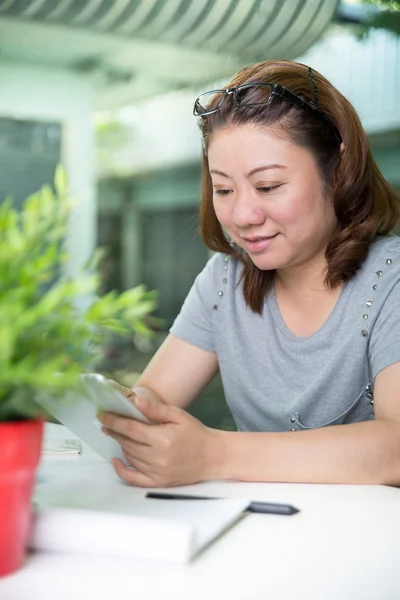 Bella asiatico donna utilizzando tablet computer — Foto Stock