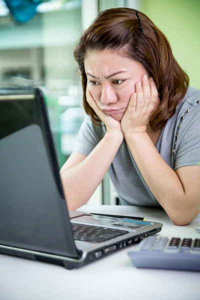 Beautiful asian woman using laptop computer — Stock Photo, Image