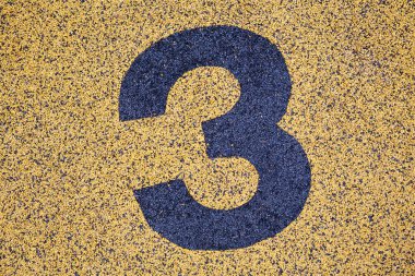 Üç numaralı işaret üstünde kum fome 