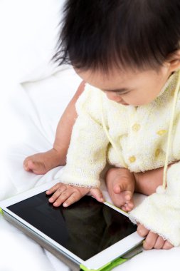 Asyalı bebek ile tablet pc oyunu oyna