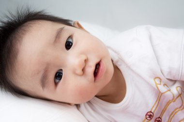 güzel gülümseyen Asya şirin bebek