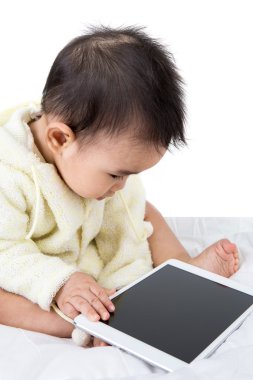 Asyalı bebek ile tablet pc oyunu oyna