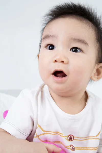 Retrato de sonriendo asiático lindo bebé — Foto de Stock