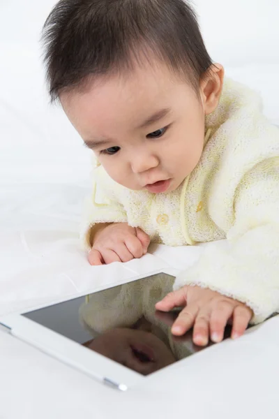 アジアの赤ちゃんタブレット pc でゲームをプレイします。 — ストック写真