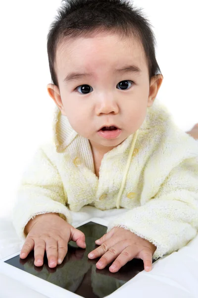 Asiatiska baby spela spelet med TabletPC — Stockfoto