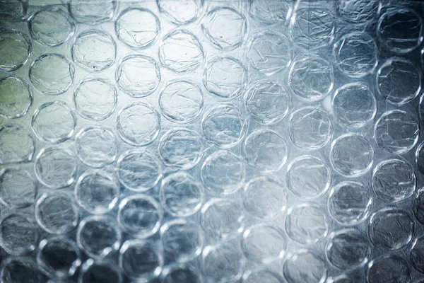 Sayfa bubblewrap ambalaj malzemesi üzerinde net baloncuklar