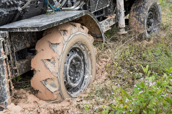 Rodas do carro na lama na floresta — Fotografia de Stock
