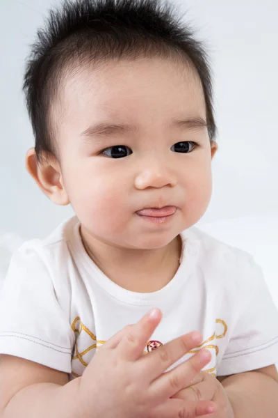 Portret uśmiechniętego azjatyckiego cute baby — Zdjęcie stockowe