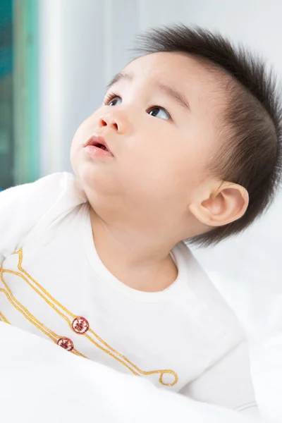 Portret uśmiechniętego azjatyckiego cute baby — Zdjęcie stockowe