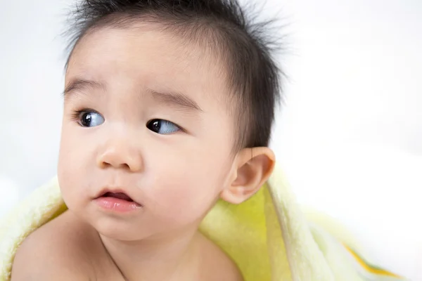 Hermosa sonriente asiático lindo bebé — Foto de Stock