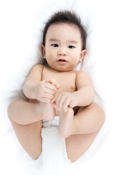 Азиатский ребенок играет в кроватке — стоковое фото