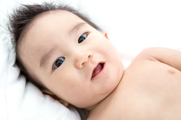 Porträtt av leende asiatiska söt baby — Stockfoto