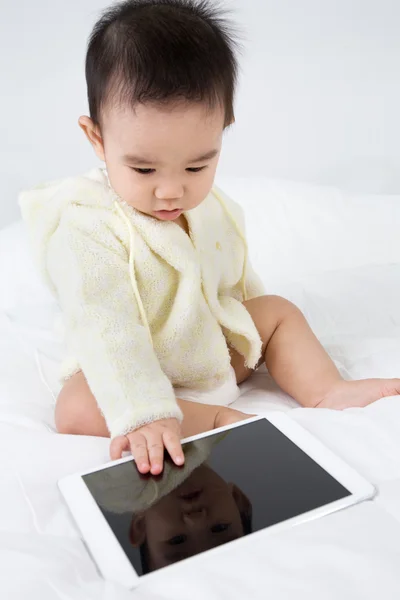 Asiático bebé jugar juego con la tableta PC —  Fotos de Stock