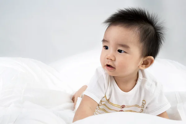 Porträtt av leende asiatiska söt baby — Stockfoto