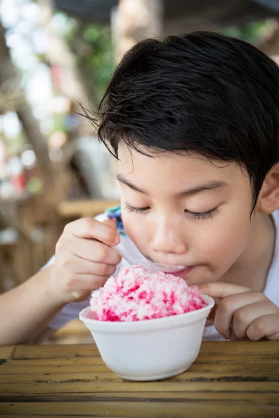 Petit enfant asiatique avec glace — Photo