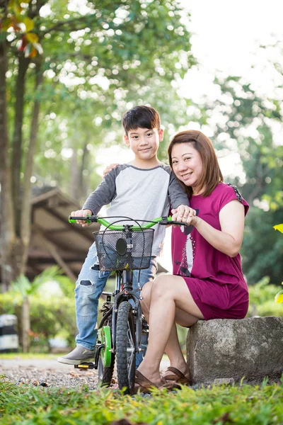 Little Asian child with mother practice to riding a bicycle — Stock Photo, Image