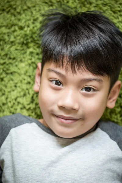 Feliz asiático niño tener bueno tiempo en el parque . —  Fotos de Stock