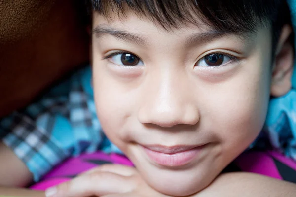 Close up Retrato de feliz asiático menino sorrindo — Fotografia de Stock