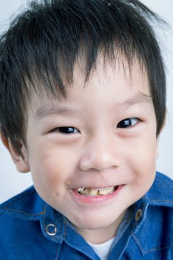 mutlu Asyalı çocuk portresi 