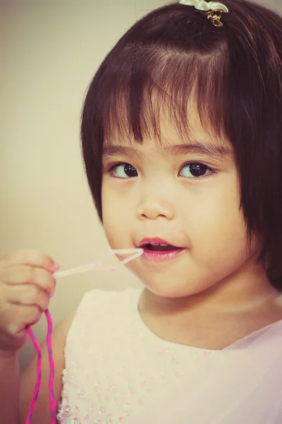 Asiatische kleine Mädchen spielen in die Garten — Stockfoto