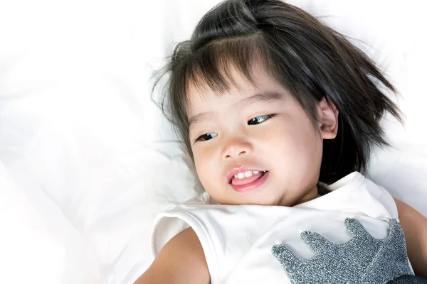 Asiática niña en blanco fondo — Foto de Stock