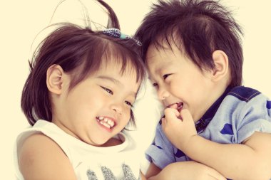 Beyaz arka plan üzerinde Asyalı küçük çocuk