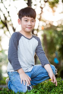 Asya sevimli çocuk sarı çiçek sevinci keşfeder