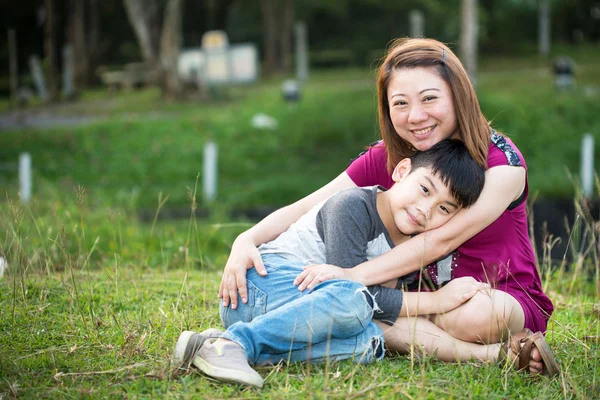 Сын обнимает мать азиатскую семью — стоковое фото