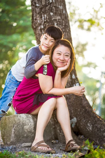 Figlio abbraccio madre asiatico famiglia — Foto Stock