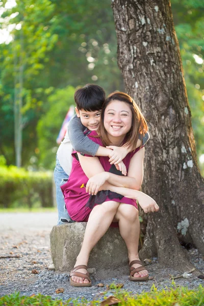 Filho abraçando mãe asiática família — Fotografia de Stock