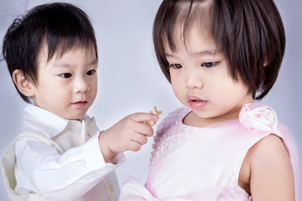 Asiático pequeño niño en gris fondo — Foto de Stock