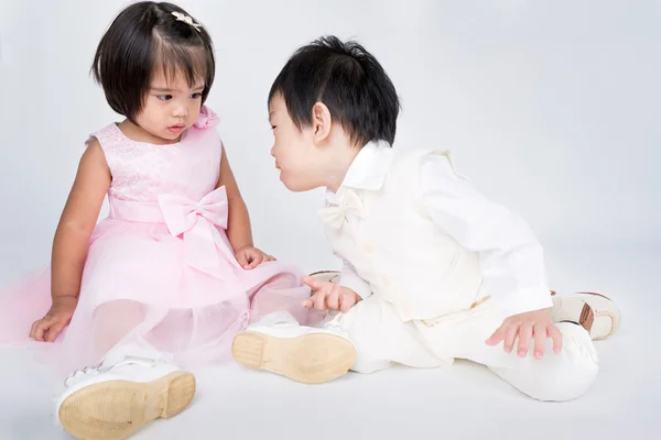 Asiático pequeño niño en blanco fondo — Foto de Stock