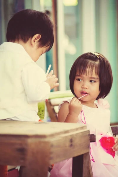 Asiatico bambino su sfondo bianco — Foto Stock