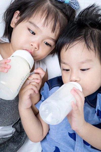 白い背景のアジアの小さな子 — ストック写真