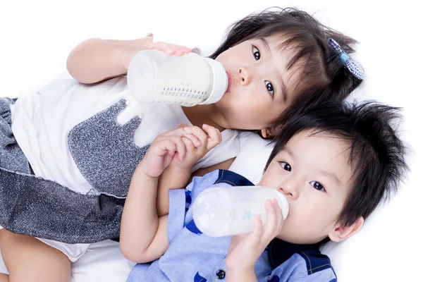 Asiático pequeño niño en blanco fondo — Foto de Stock